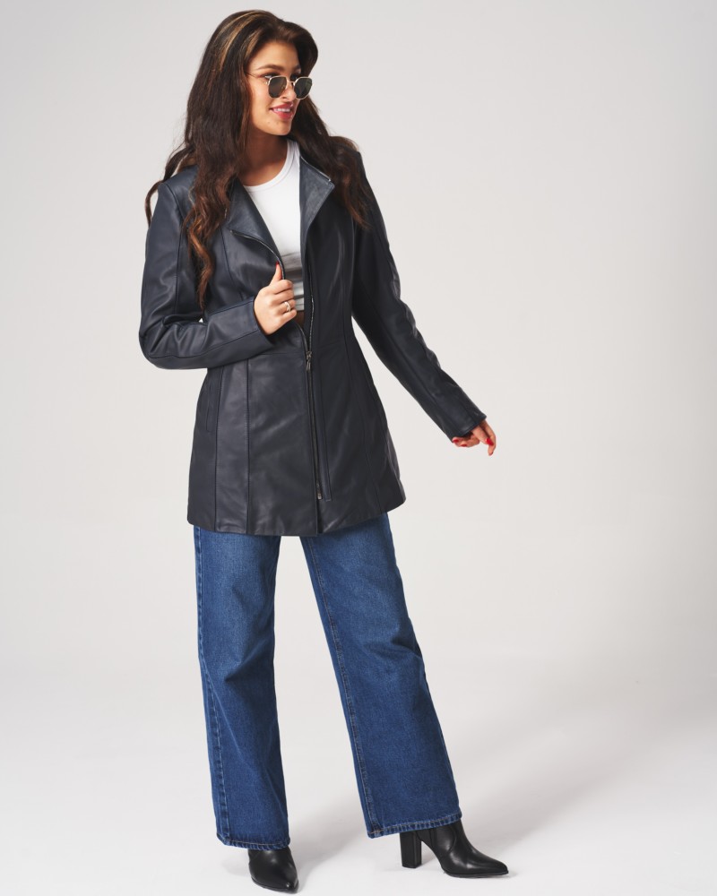 Kurtka skórzana damska w kolorze czarnym z długimi rękawami i klasycznym kołnierzem