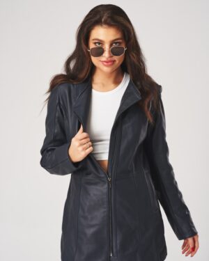 Kurtka skórzana damska w ciemnoniebieskim kolorze z długim rękawem i zamkiem błyskawicznym z przodu