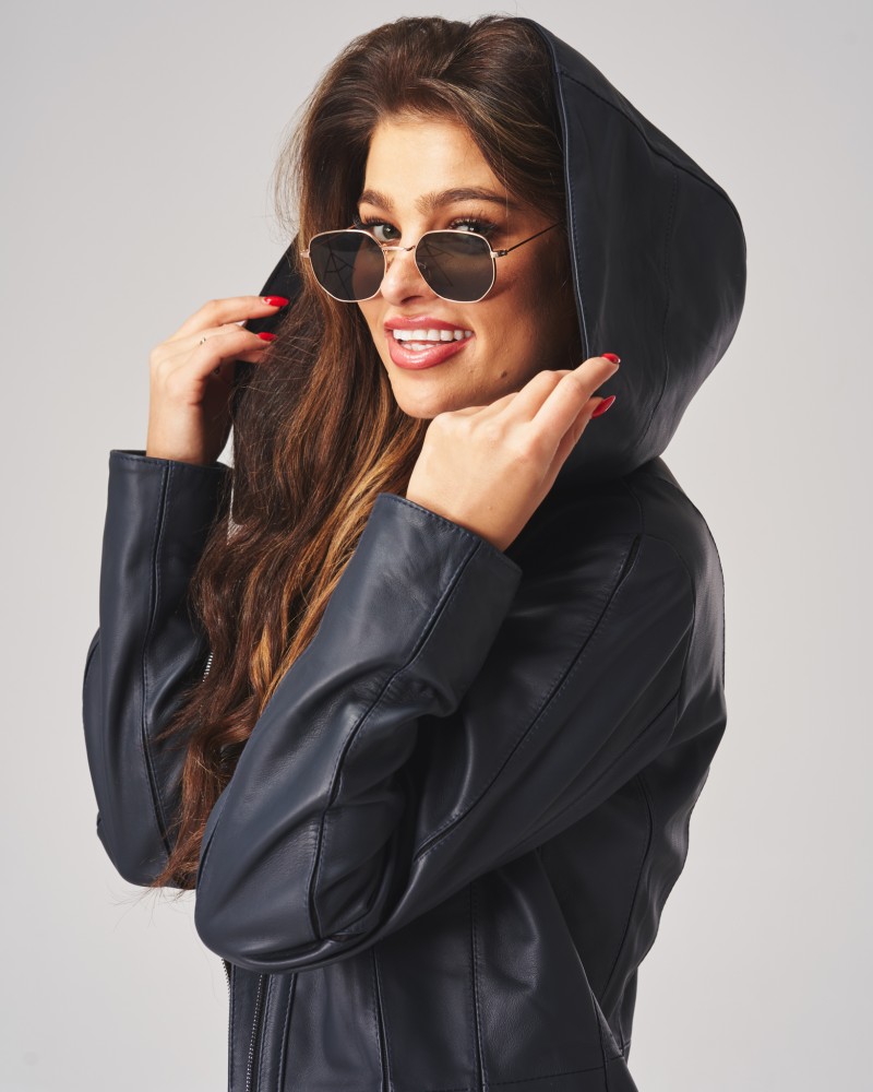 Kurtka skórzana damska w kolorze granatowym z kapturem, idealna na zimowe dni, stylowy krój i eleganckie detale