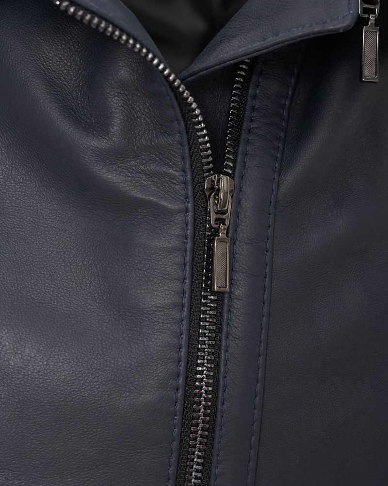 Kurtka skórzana damska w ciemnoniebieskim kolorze z metalowym zamkiem i prostym krojem