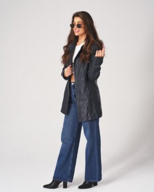 Kurtka skórzana damska w kolorze czarnym, z długim rękawem i zamkiem, idealna na chłodniejsze dni