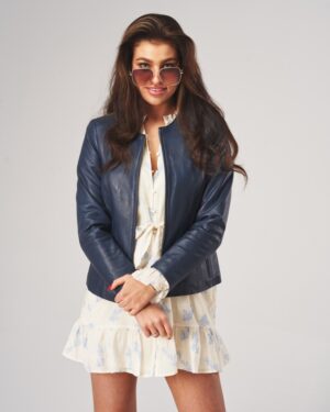 Kurtka skórzana damska w granatowym kolorze, dopasowany krój, zamek błyskawiczny i eleganckie detale