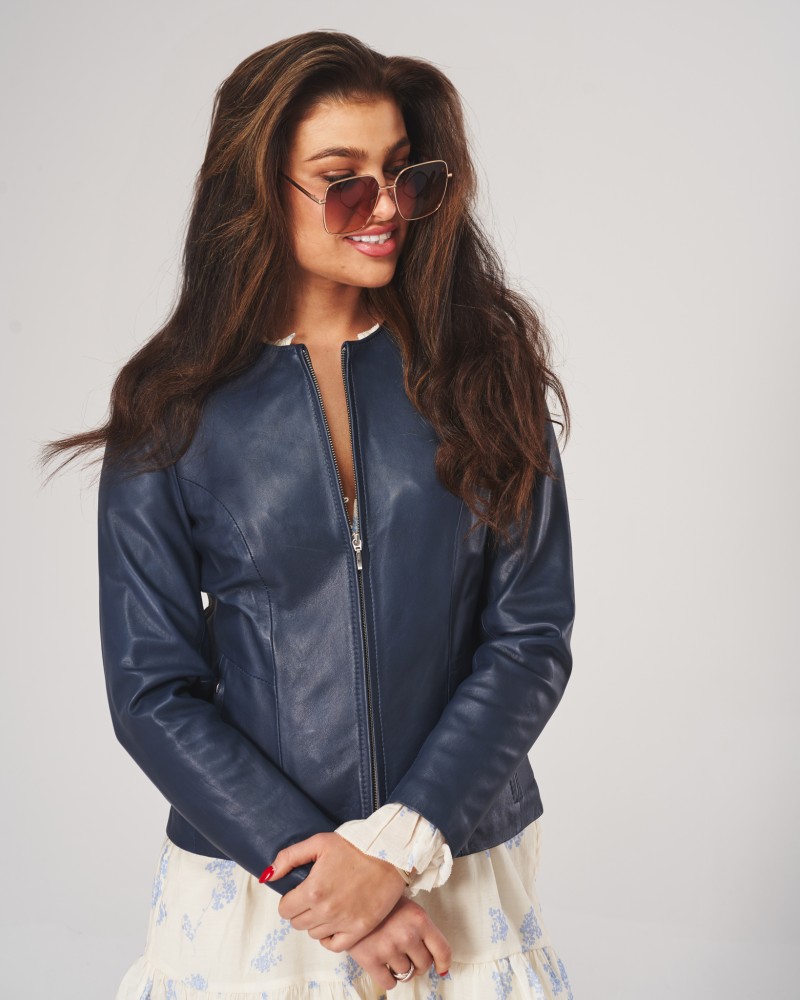 Kurtka skórzana damska w granatowym kolorze, dopasowany krój, zamek błyskawiczny i stójka
