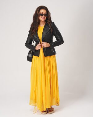 Kurtka skórzana damska w kolorze czarnym, dopasowany krój z zamkiem i kieszeniami, idealna na chłodniejsze dni