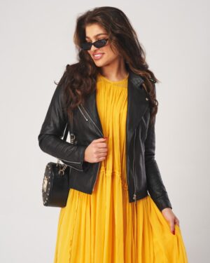 Czarna kurtka skórzana damska z asymetrycznym zapięciem i klasycznym kołnierzem, idealna na zimowe dni