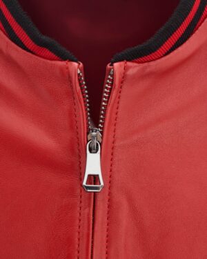 Kurtka skórzana damska w intensywnym czerwonym kolorze z zamkiem błyskawicznym i kontrastowym kołnierzem