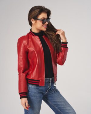 Czerwona kurtka skórzana damska z czarnymi i czerwonymi detalami, zapinana na zamek, z elastycznymi ściągaczami