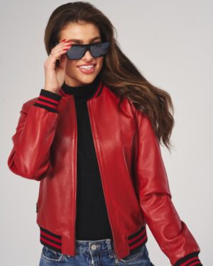 Kurtka skórzana damska w intensywnym czerwonym kolorze z czarnymi paskami przy rękawach i zamkiem błyskawicznym