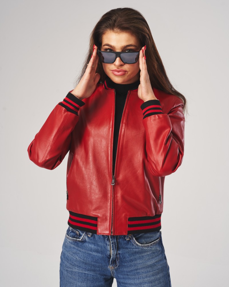 Kurtka skórzana damska w intensywnym czerwonym kolorze z czarnymi i czerwonymi detalami na rękawach