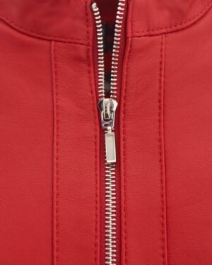 kurtka skórzana damska w intensywnym czerwonym kolorze z metalowym zamkiem błyskawicznym