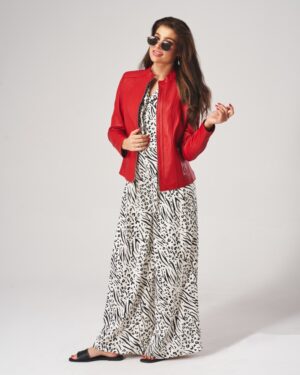 Czerwona kurtka skórzana damska z zamkiem, dopasowanym krojem i stójką, idealna na zimowe dni