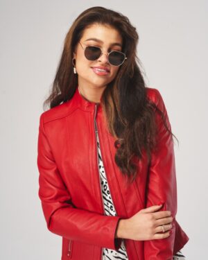 Czerwona kurtka skórzana damska z zamkiem, dopasowanym krojem i eleganckimi detalami na rękawach