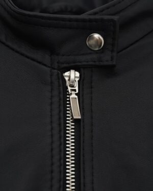 Kurtka skórzana damska w kolorze czarnym z zamkiem błyskawicznym i metalowymi detalami przy kołnierzu