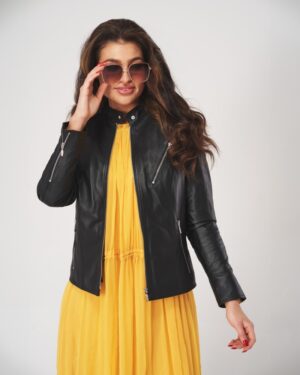 Kurtka skórzana damska w kolorze czarnym z modnymi zamkami i klasycznym kołnierzem, idealna na chłodniejsze dni