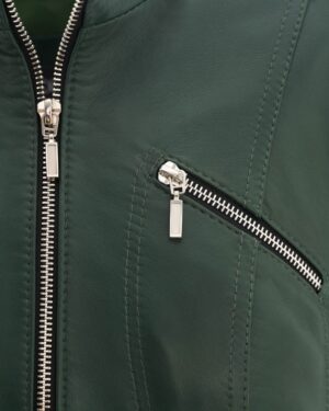 Zielona kurtka skórzana damska z ozdobnymi zamkami i prostym krojem, idealna na zimowe dni