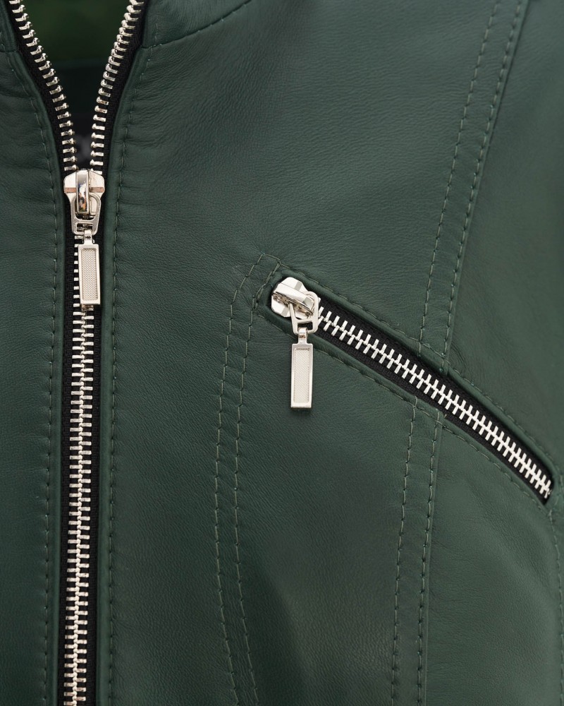 Zielona kurtka skórzana damska z ozdobnymi zamkami i prostym krojem, idealna na zimowe dni