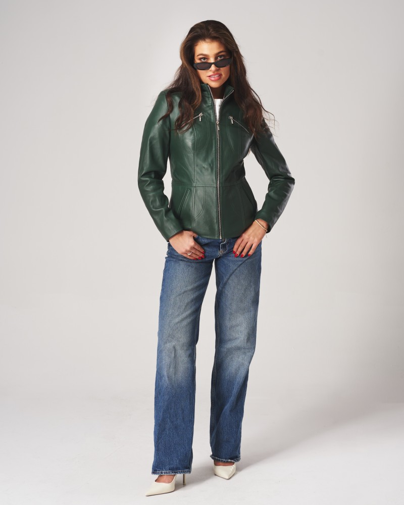 Kurtka skórzana damska w ciemnozielonym kolorze, dopasowany krój, z zamkiem i stylowym kołnierzem