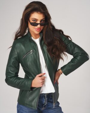 Kurtka skórzana damska w zielonym kolorze z zamkiem błyskawicznym i kieszeniami na piersi
