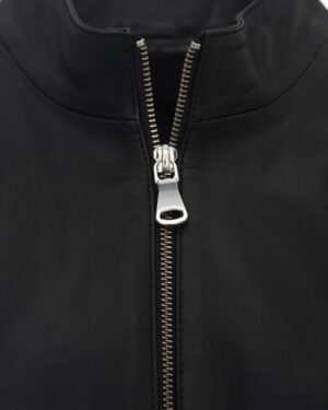 Czarna kurtka skórzana męska z wysokim kołnierzem i metalowym zamkiem błyskawicznym