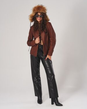 Kurtka skórzana damska w brązowym kolorze z kołnierzem z futra i dopasowanym krojem