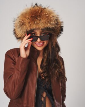 brązowa kurtka skórzana damska z futrzanym kapturkiem, idealna na zimowe dni, z modnymi dodatkami