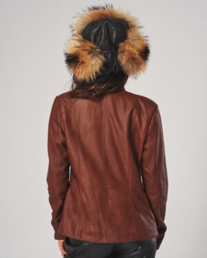 Kurtka skórzana damska w kolorze brązowym, dopasowany krój, z eleganckim wykończeniem i detalami na plecach