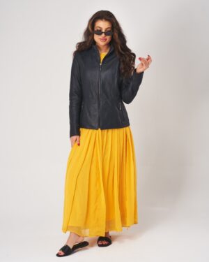 Kurtka skórzana damska w kolorze czarnym z zamkiem i kieszeniami, idealna na zimowe stylizacje