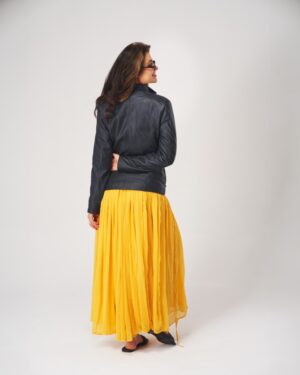 Kurtka skórzana damska w kolorze czarnym z kołnierzem i dopasowanym krojem, idealna na zimowe dni