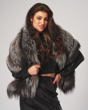 Futro naturalne w odcieniach szarości, z długim włosiem i eleganckim wykończeniem, idealne na zimowe wyjścia