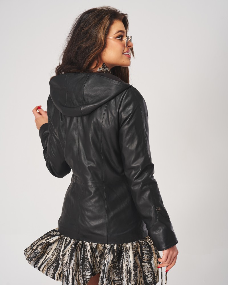 Czarna kurtka skórzana damska z kapturem, dopasowany krój, eleganckie detale i modny design
