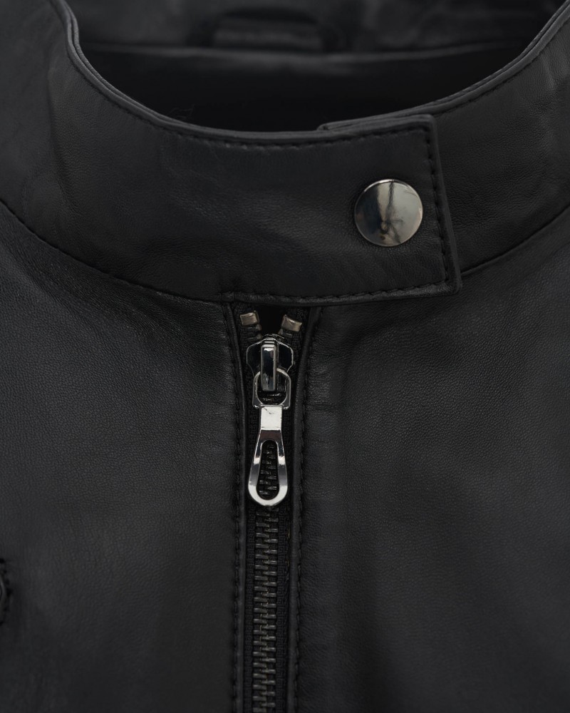 czarna kurtka skórzana męska z metalowym zamkiem i kołnierzem zapinanym na napę