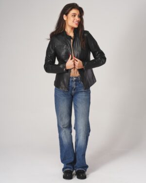 Kurtka skórzana damska w kolorze czarnym z zamkiem, kołnierzem i kieszeniami, idealna na zimowe dni