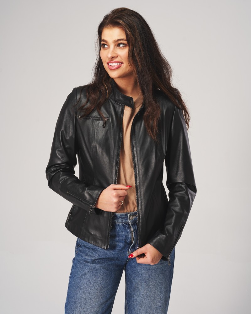 Kurtka skórzana damska w kolorze czarnym, dopasowany krój, z zamkiem i stójką, idealna na zimowe dni