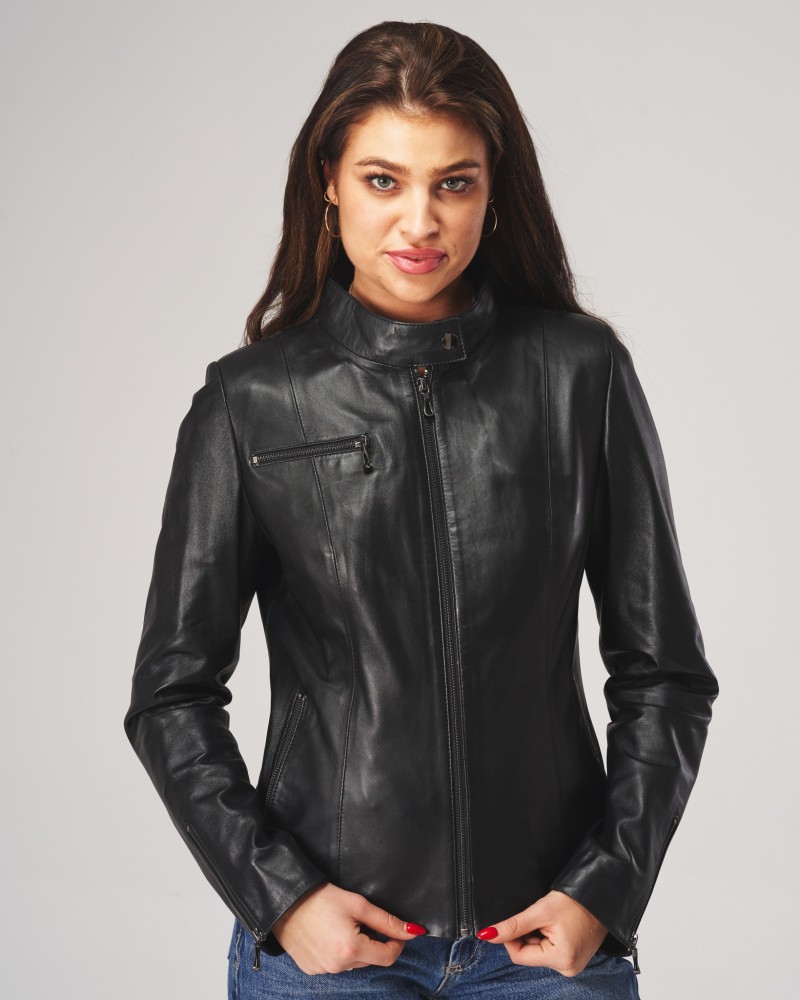 Kurtka skórzana damska w kolorze czarnym, dopasowany krój z zamkiem i kieszenią na piersi