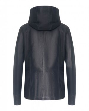 Kurtka skórzana damska w kolorze czarnym z kapturem, dopasowany krój i delikatne przeszycia