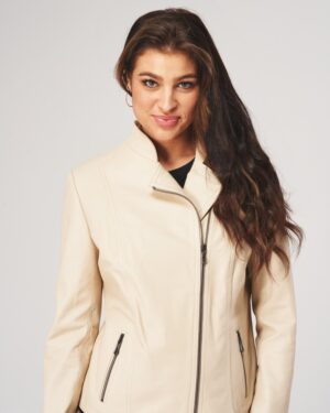 Kurtka skórzana damska w jasnym odcieniu z wysokim kołnierzem i zamkiem błyskawicznym z kieszeniami bocznymi