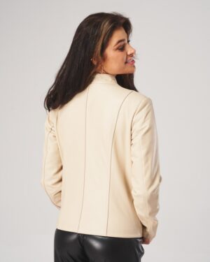 Kurtka skórzana damska w jasnym kolorze, dopasowany krój, subtelne przeszycia i elegancki kołnierz