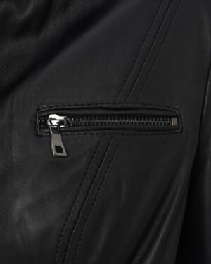 czarna kurtka skórzana męska z kieszenią na zamek i stylowymi przeszyciami