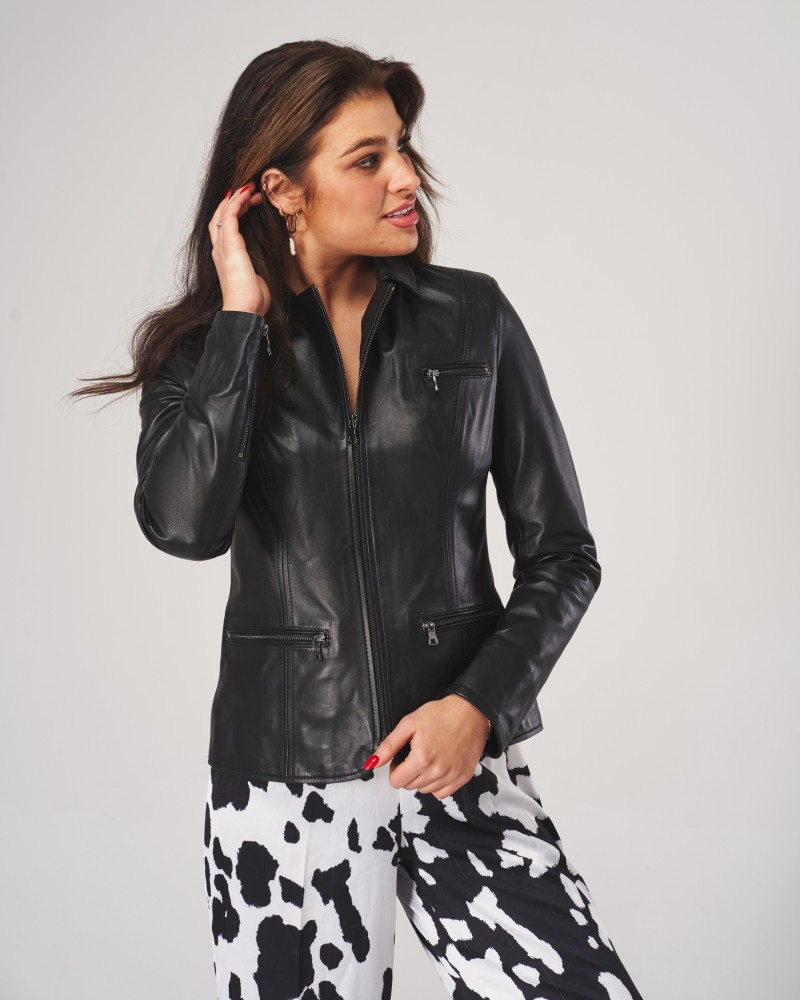 Kurtka skórzana damska w kolorze czarnym z zamkami, dopasowany krój, kołnierz i zamek błyskawiczny