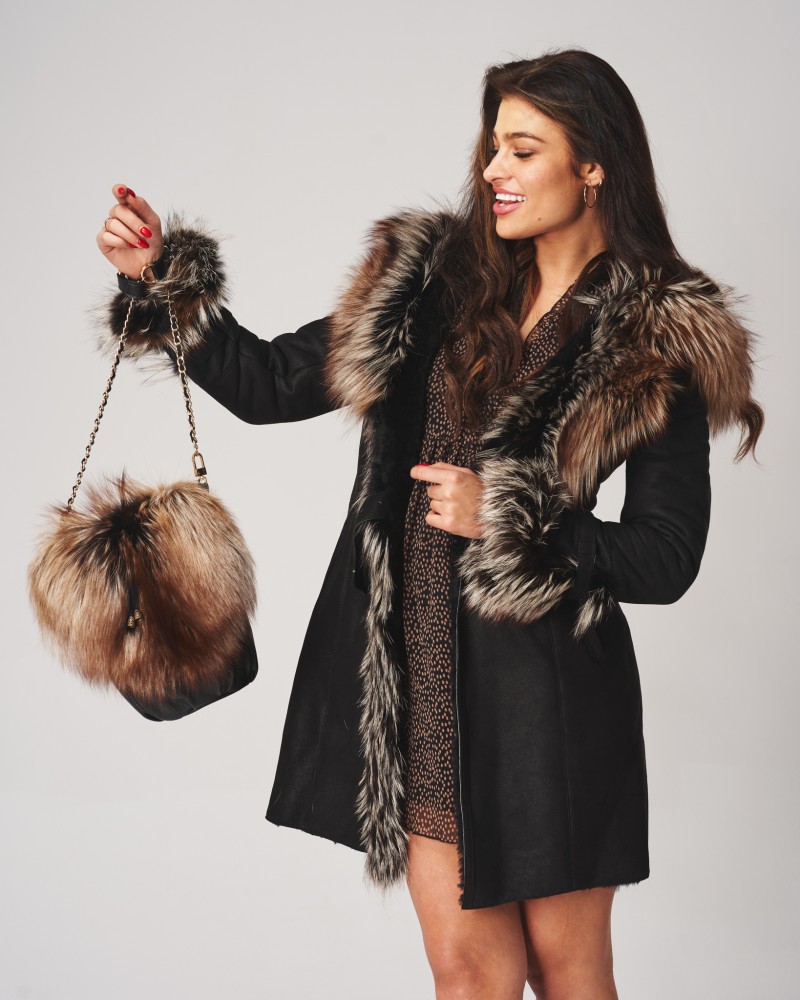 Brązowa torebka skórzana z klapą i regulowanym paskiem na ramię