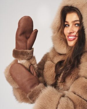 Beżowe rękawiczki skórzane damskie z ozdobną lamówką i prostym krojem