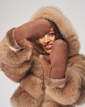 Damskie rękawiczki skórzane w kolorze beżowym z gładkim wykończeniem i elegancką linią