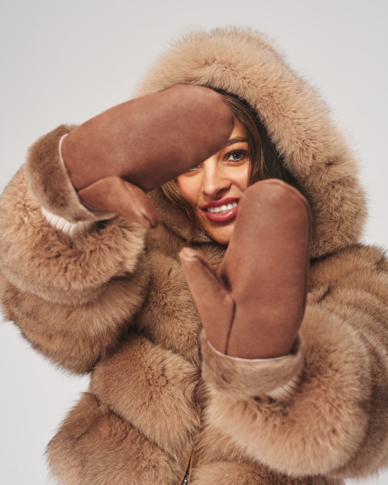 Damskie rękawiczki skórzane w kolorze beżowym z gładkim wykończeniem i elegancką linią