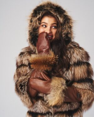 Brązowe rękawiczki skórzane damskie z ozdobnym przeszyciem i delikatnym połyskiem