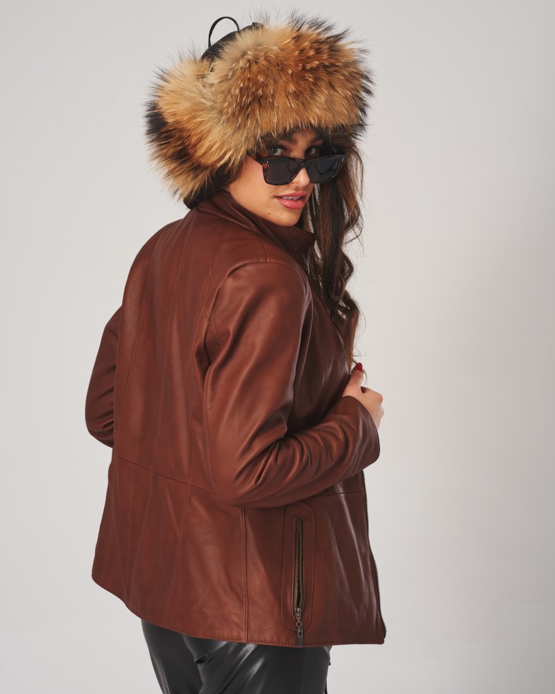 Multikolorowa czapka futrzana z delikatnym połyskiem i prostą, dopasowaną linią