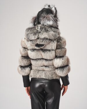 Czapka futrzana czarna z miękką strukturą i subtelnym wykończeniem