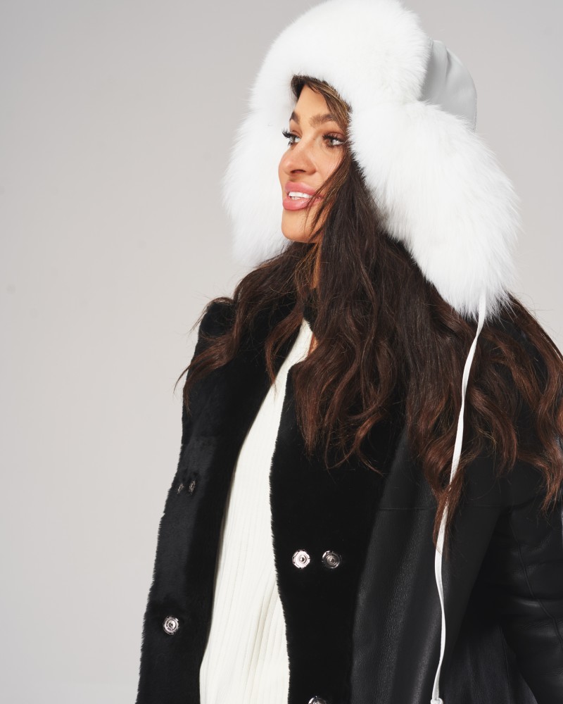 Biała czapka futrzana z miękkim, krótkim futrem i eleganckim krojem