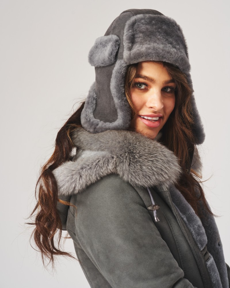 Uszatka skórzana z siwej skóry z zaokrąglonym daszkiem i paskiem