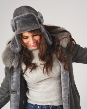 Uszatka skórzana siwa z kontrastowym kożuchem i klasycznym fasonem
