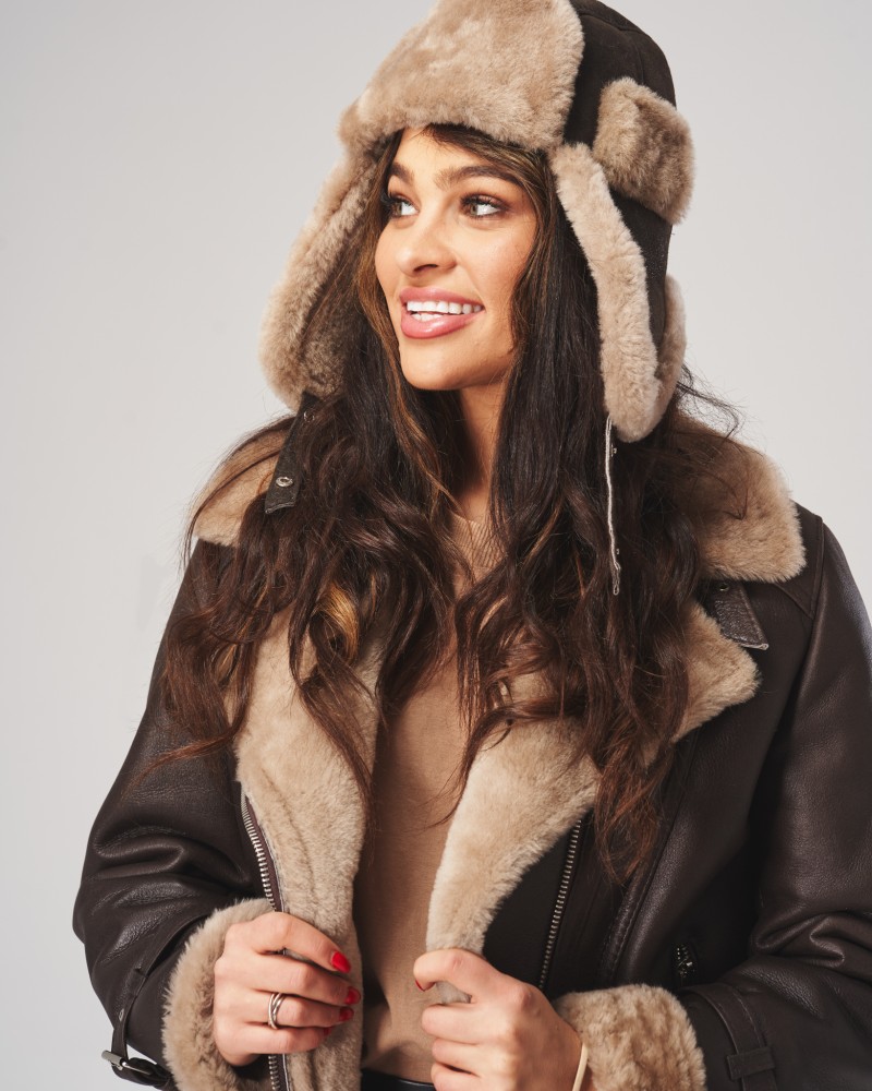 Ciemnobrązowa uszatka skórzana z gładką powierzchnią i długimi uszami